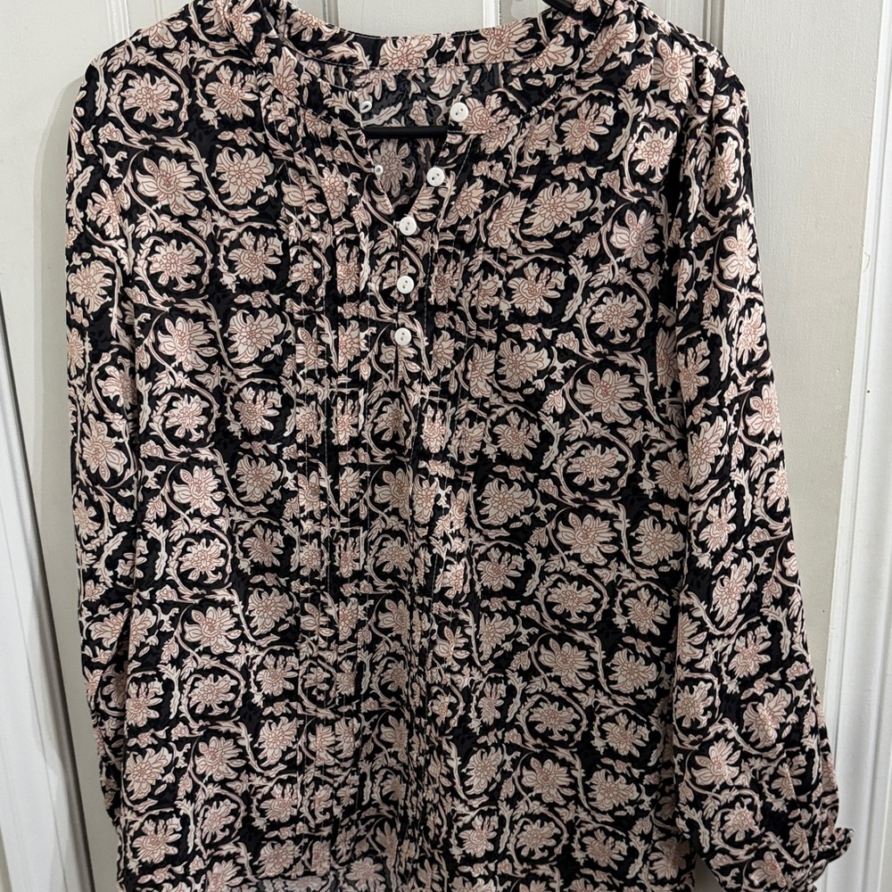 Chic Floral Button-Up Blouse in Black and Cream